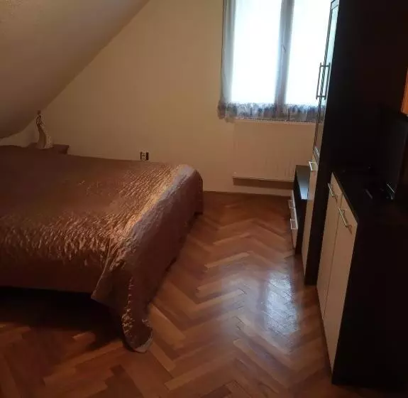 ペンション Adél Vendégház Balatonalmádi