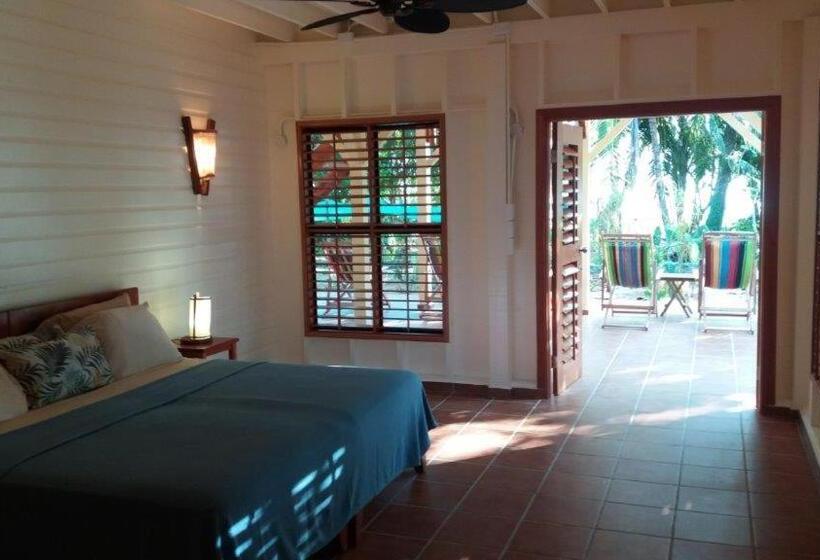 تختخواب و صبحانه Bluff Beach Retreat