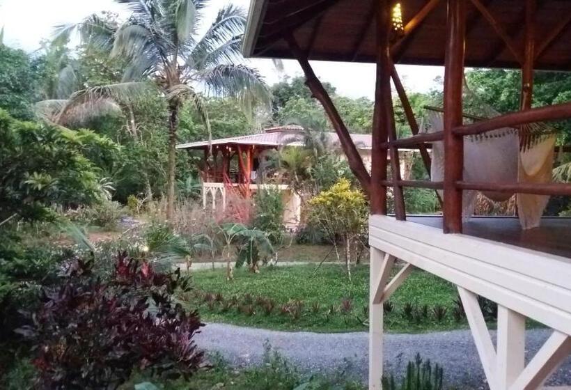 تختخواب و صبحانه Bluff Beach Retreat