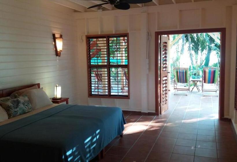 تختخواب و صبحانه Bluff Beach Retreat