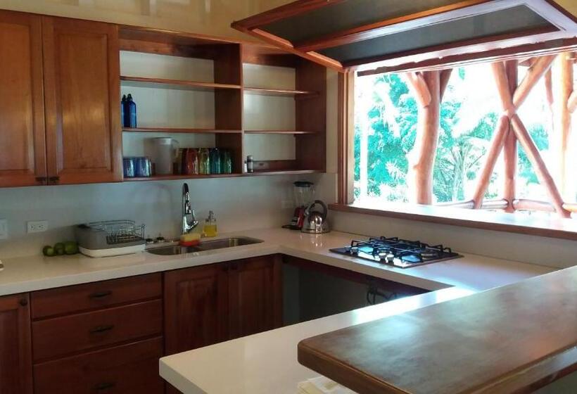 تختخواب و صبحانه Bluff Beach Retreat