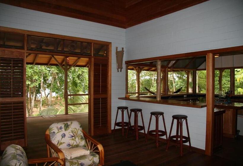 تختخواب و صبحانه Bluff Beach Retreat