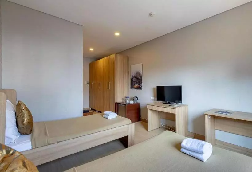 ホテル Zen Rooms Madison 101 Qc