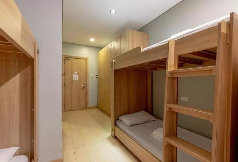 ホテル Zen Rooms Madison 101 Qc