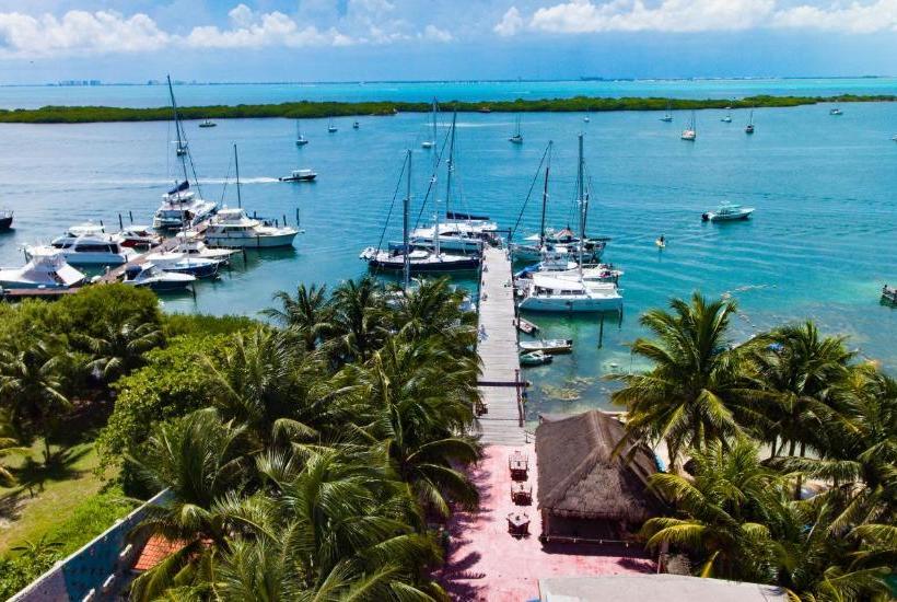 استراحتگاه El Milagro Beach Hotel And Marina