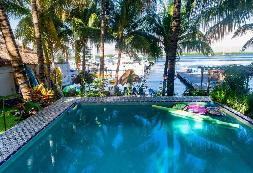 استراحتگاه El Milagro Beach Hotel And Marina