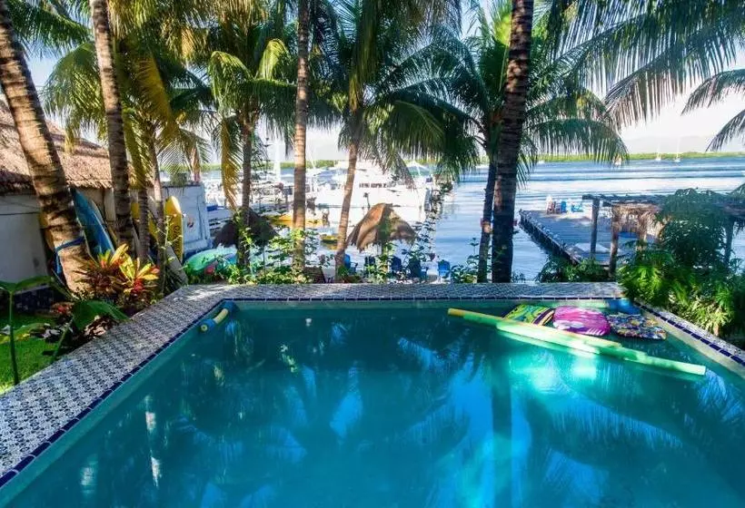 استراحتگاه El Milagro Beach Hotel And Marina