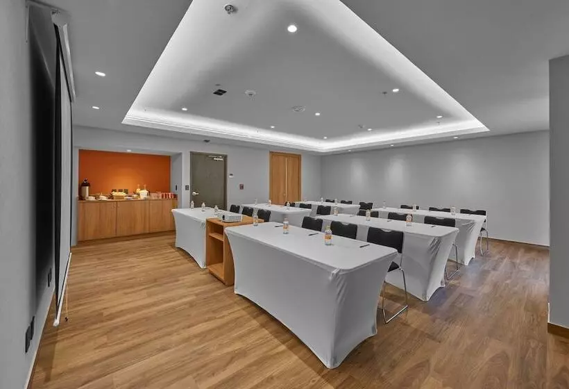 ホテル City Express Plus by Marriott Mazatlán