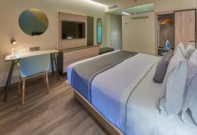 ホテル City Express Plus by Marriott Mazatlán