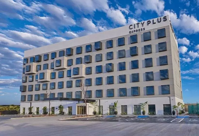 ホテル City Express Plus by Marriott Mazatlán
