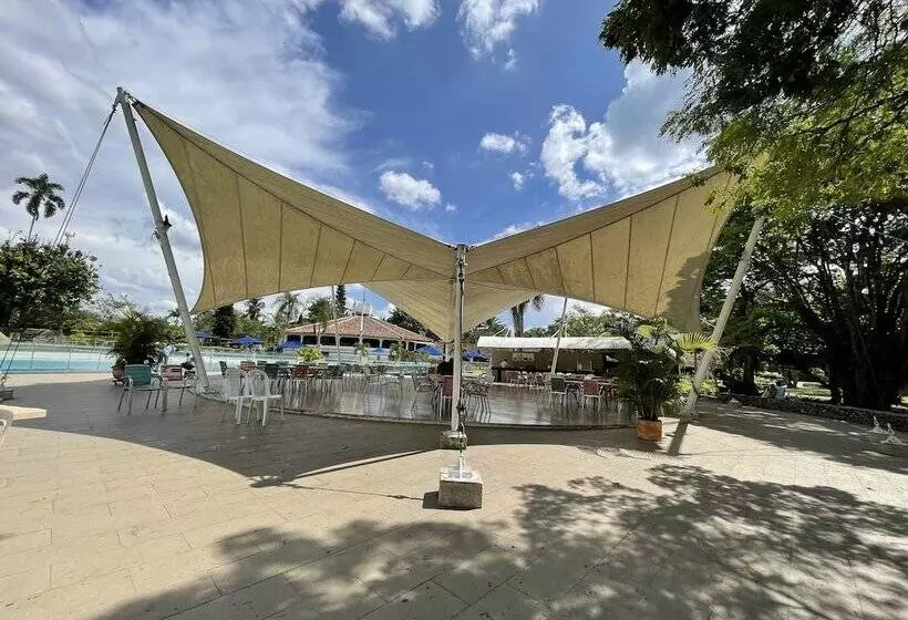 Hotelli Lake House Resort