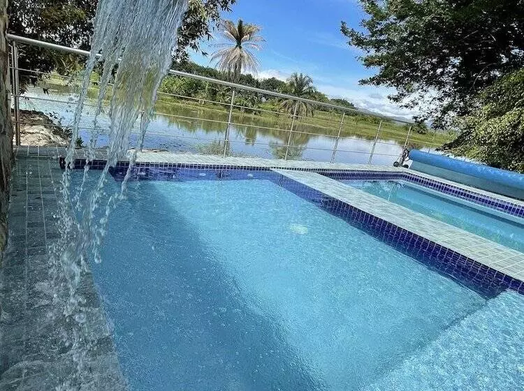 Hotelli Lake House Resort