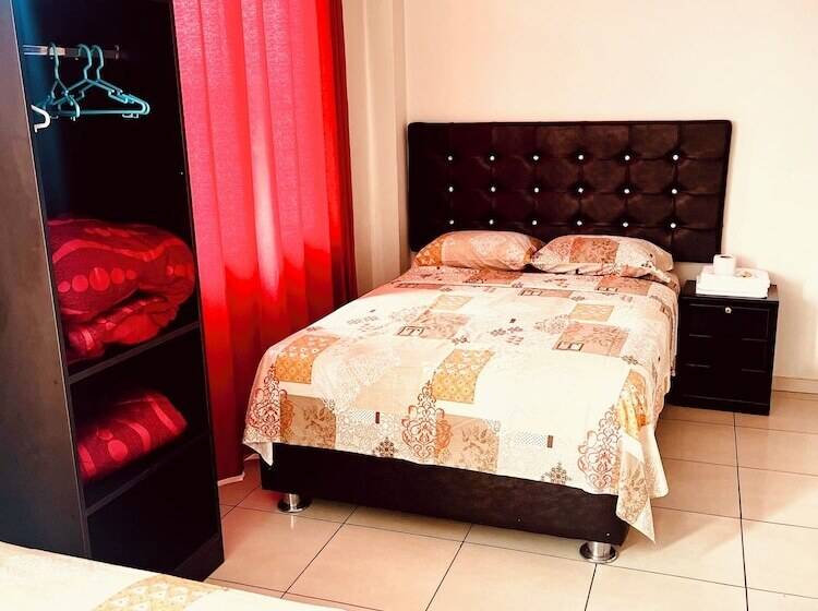 فندق صغير Hospedaje Napoles Trujillo