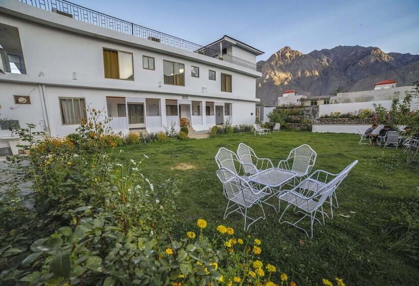 Szálloda Roomph Premium Al Noor Airport Road