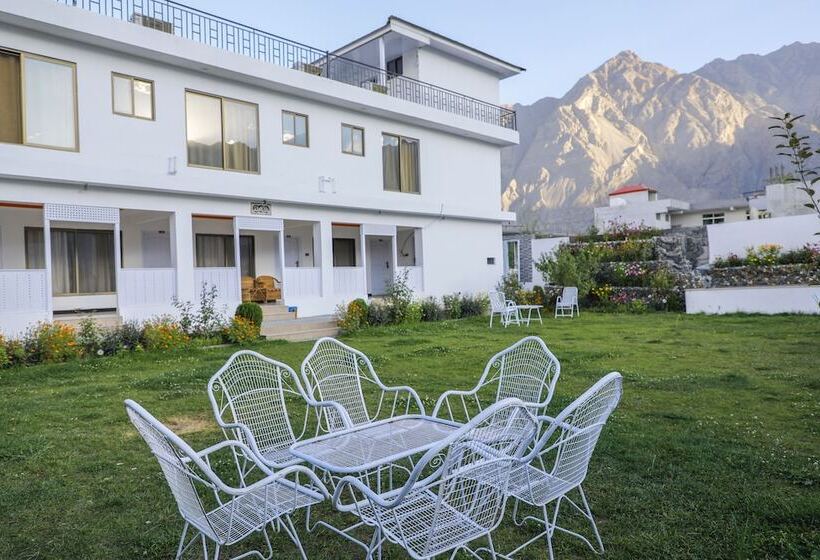 Szálloda Roomph Premium Al Noor Airport Road