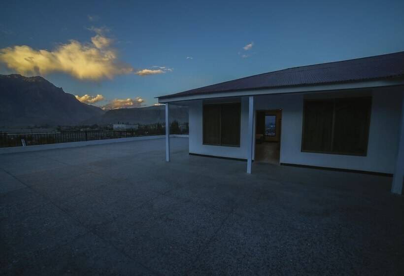 Szálloda Roomph Premium Al Noor Airport Road