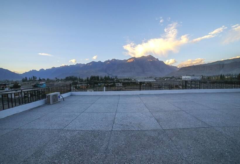 Szálloda Roomph Premium Al Noor Airport Road