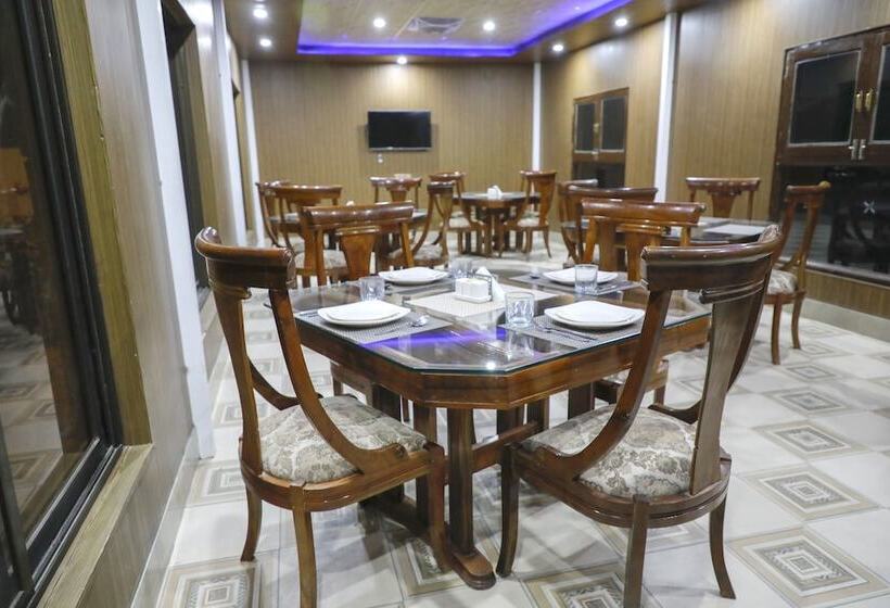 Szálloda Roomph Premium Al Noor Airport Road