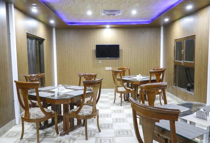 Szálloda Roomph Premium Al Noor Airport Road