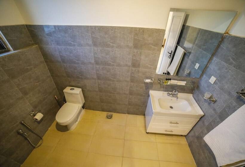 Szálloda Roomph Premium Al Noor Airport Road