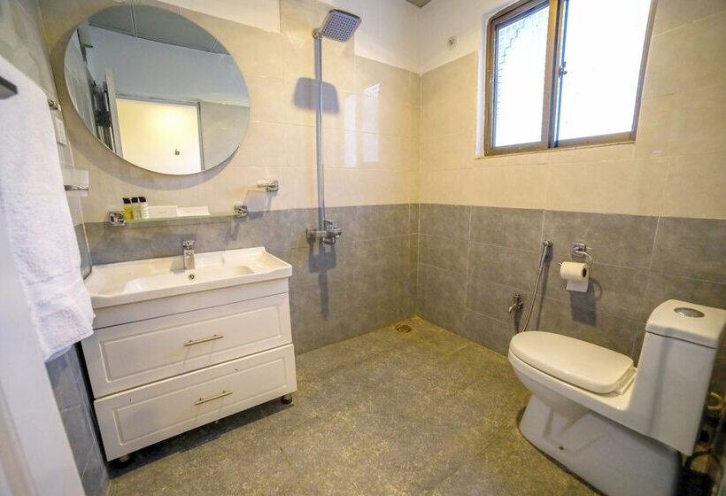 Szálloda Roomph Premium Al Noor Airport Road