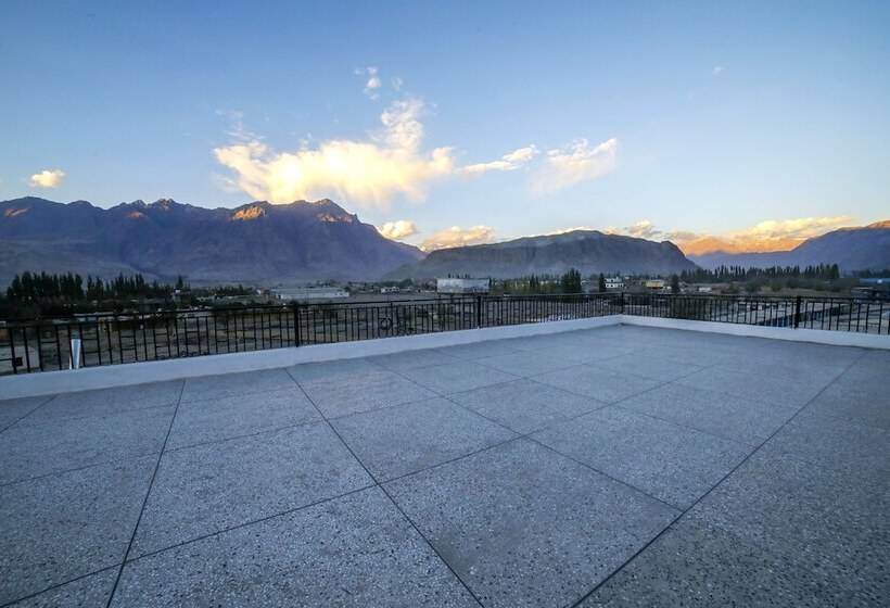 Szálloda Roomph Premium Al Noor Airport Road