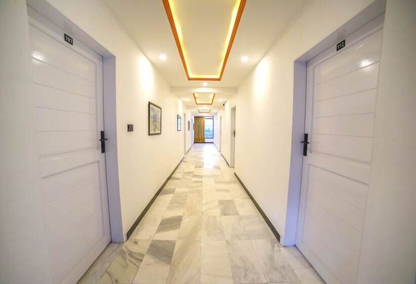 Szálloda Roomph Premium Al Noor Airport Road