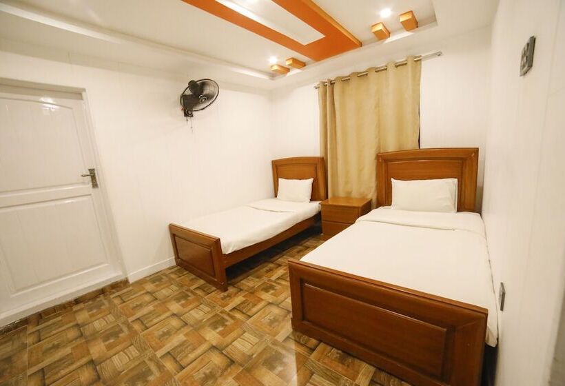 Szálloda Roomph Premium Al Noor Airport Road