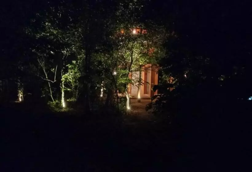 Hotelli Hornbill Forest Habarana