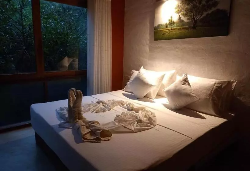 Hotelli Hornbill Forest Habarana