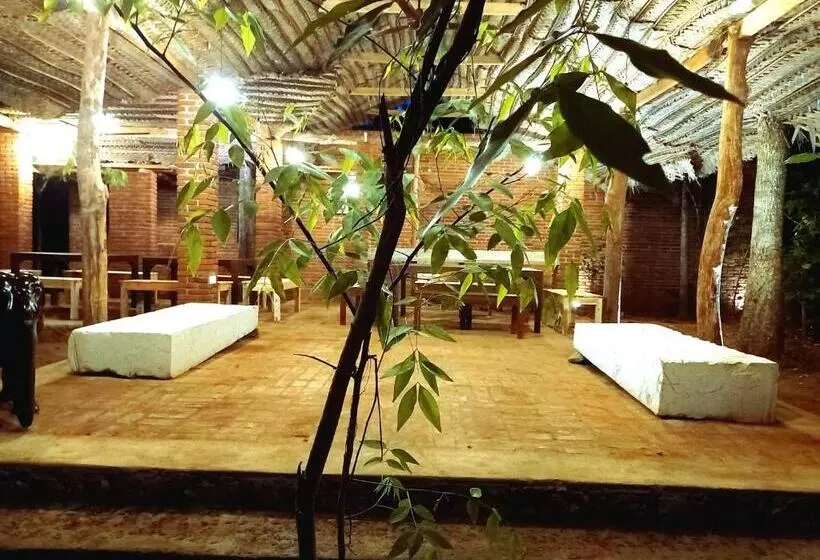 Hotelli Hornbill Forest Habarana