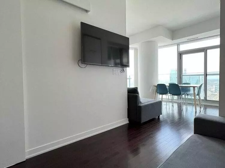 هتل Ihost Suites Downtown Toronto