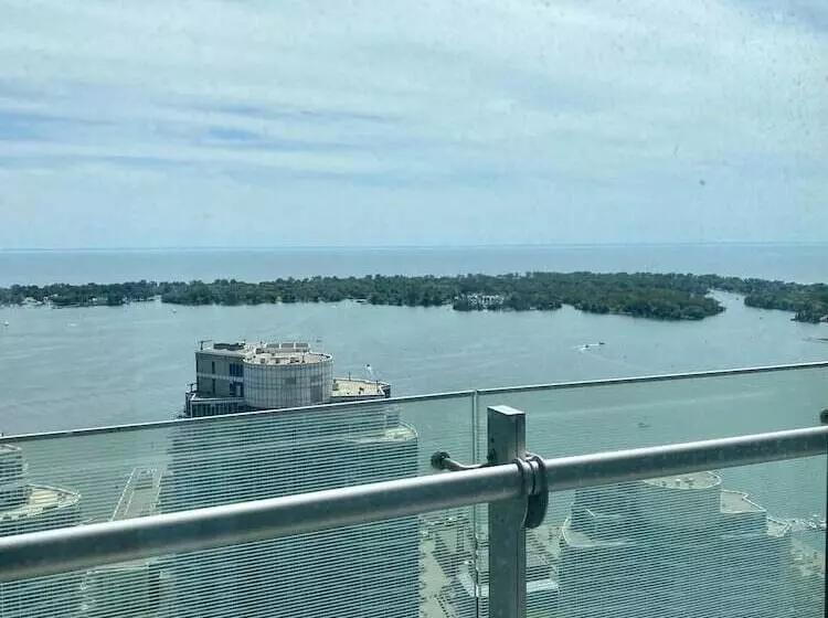 هتل Ihost Suites Downtown Toronto