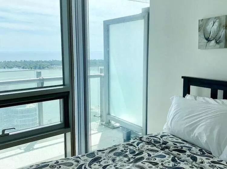 هتل Ihost Suites Downtown Toronto
