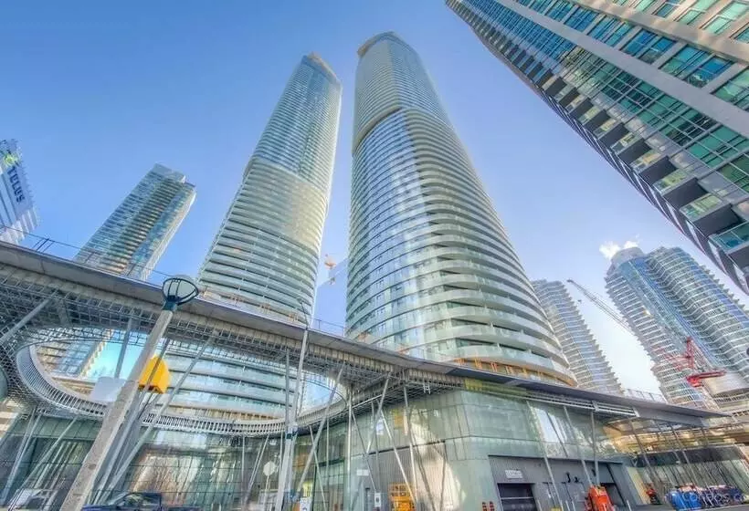 هتل Ihost Suites Downtown Toronto