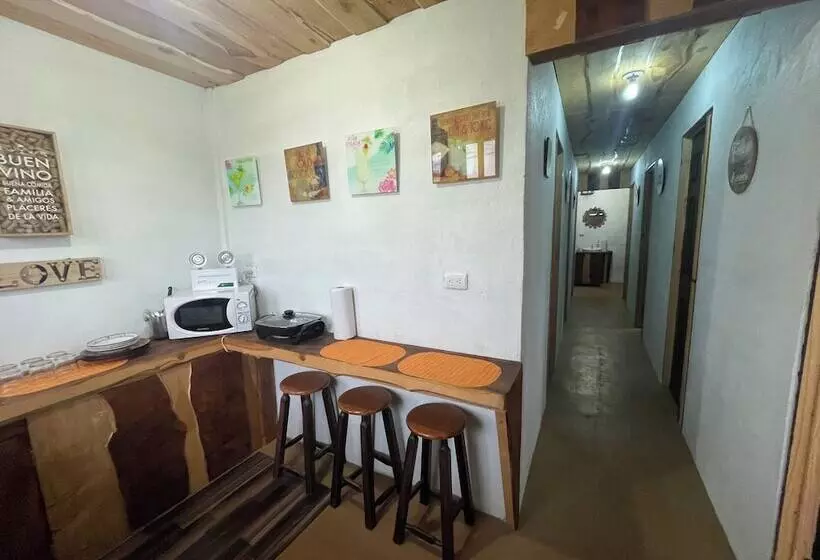 Hotelli Poas Volcano Rooms