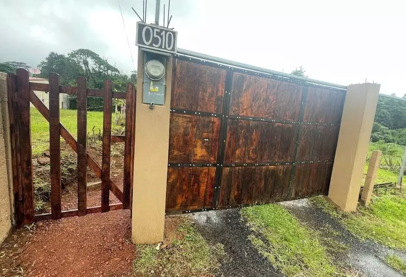 Hotelli Poas Volcano Rooms