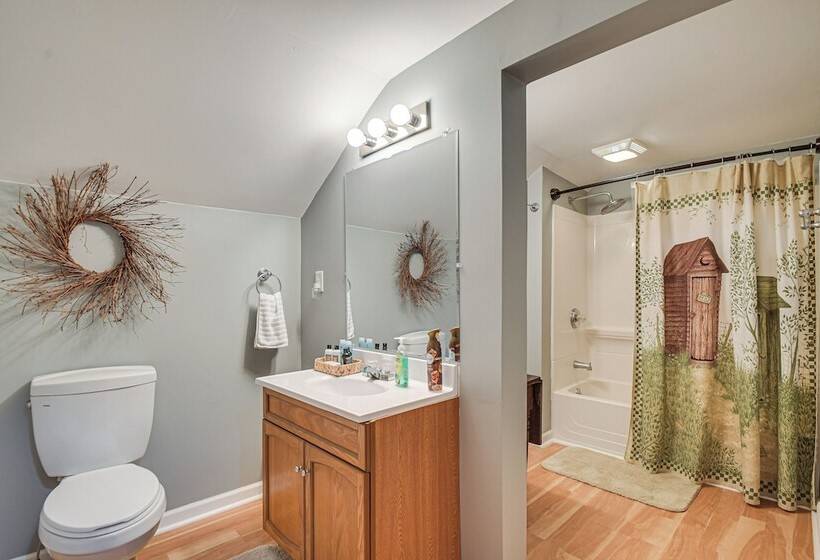 Countryside Biggsville Home W/ Yard, Dogs Welcome!