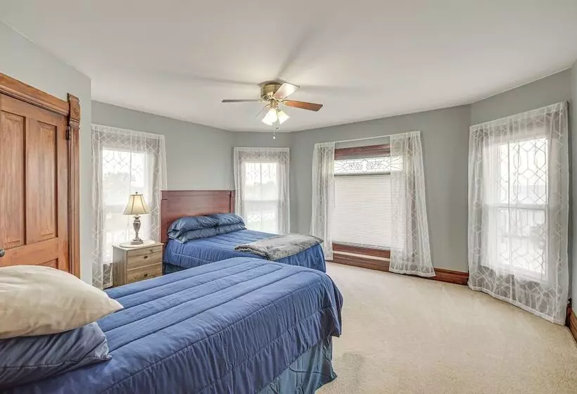 Countryside Biggsville Home W/ Yard, Dogs Welcome!