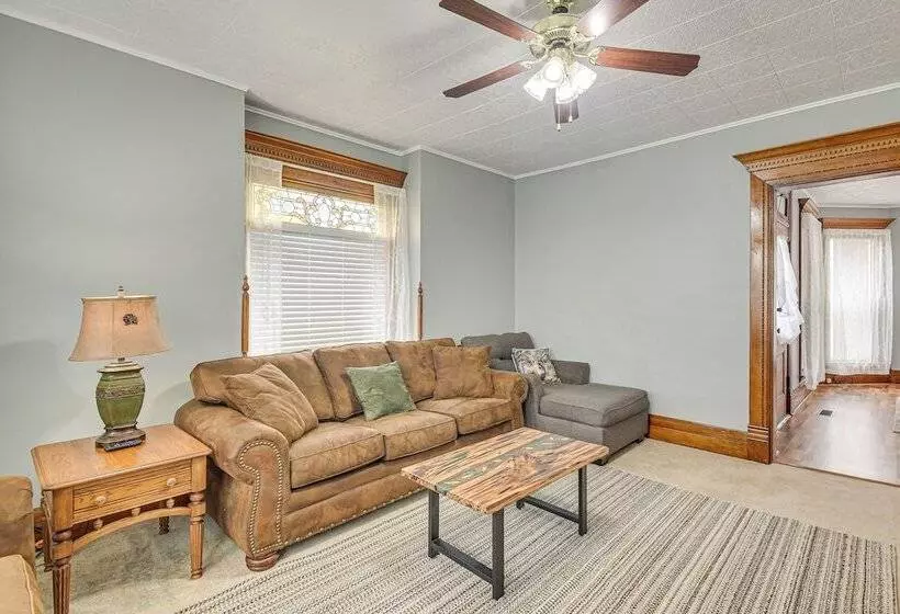 Countryside Biggsville Home W/ Yard, Dogs Welcome!