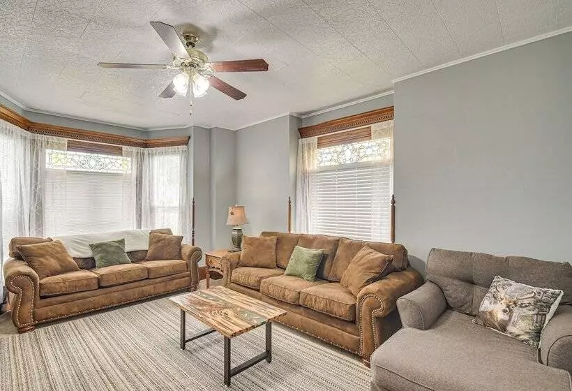 Countryside Biggsville Home W/ Yard, Dogs Welcome!