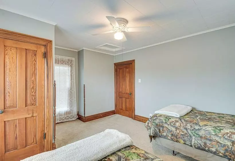 Countryside Biggsville Home W/ Yard, Dogs Welcome!