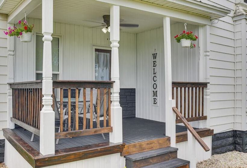 Countryside Biggsville Home W/ Yard, Dogs Welcome!