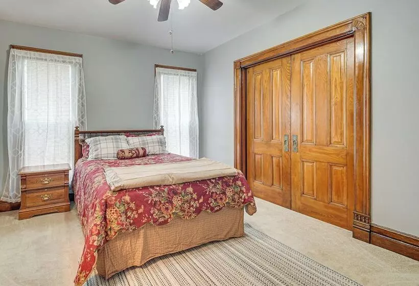 Countryside Biggsville Home W/ Yard, Dogs Welcome!