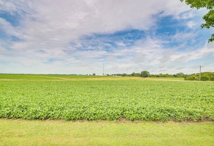 Countryside Biggsville Home W/ Yard, Dogs Welcome!