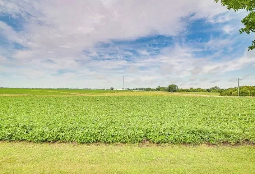 Countryside Biggsville Home W/ Yard, Dogs Welcome!