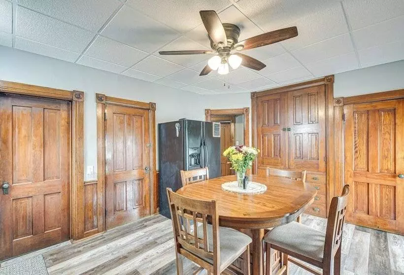 Countryside Biggsville Home W/ Yard, Dogs Welcome!