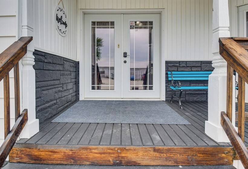 Countryside Biggsville Home W/ Yard, Dogs Welcome!