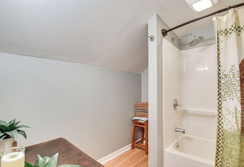 Countryside Biggsville Home W/ Yard, Dogs Welcome!