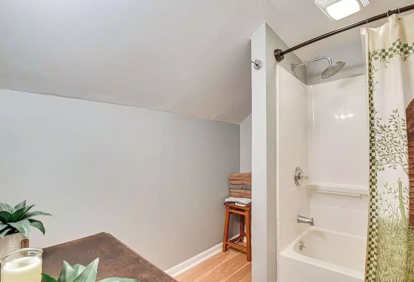 Countryside Biggsville Home W/ Yard, Dogs Welcome!